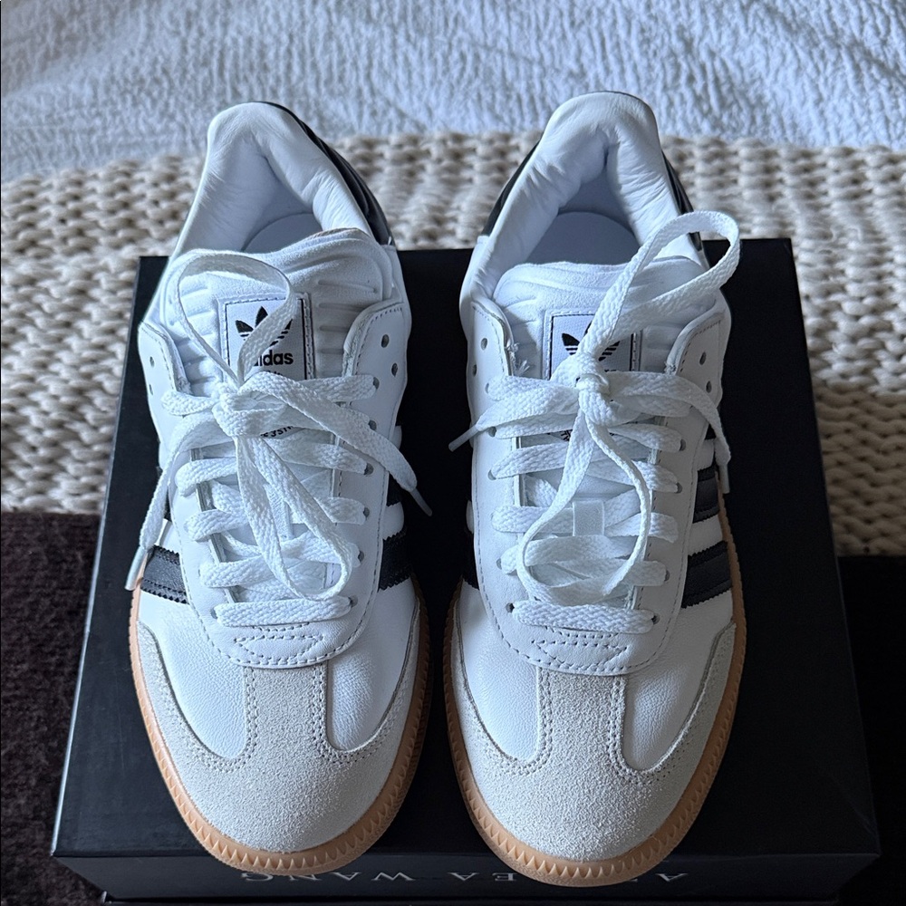 Platform Adidas White and Black Sambas